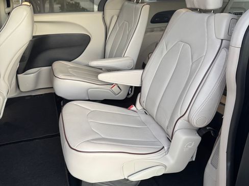 Used 2017 Chrysler Pacifica Limited w/ Tire & Wheel Group image 8