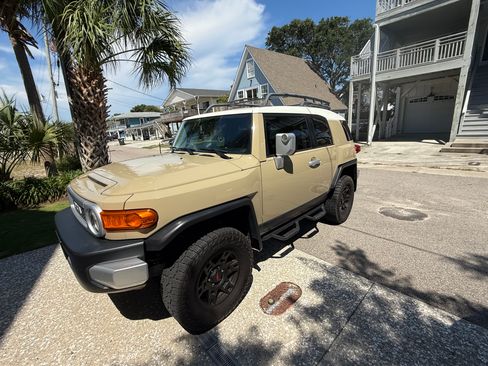 Used 2014 Toyota FJ Cruiser 4WD w/ Upgrade Package image 4