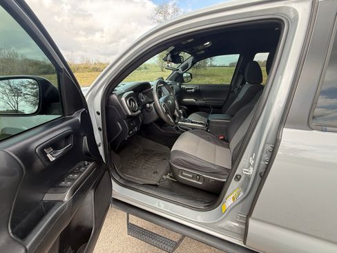 Used 2021 Toyota Tacoma TRD Off-Road w/ Technology Package image 15