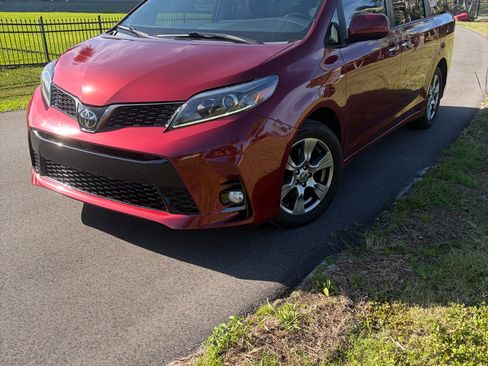 Used 2019 Toyota Sienna SE Premium image 2