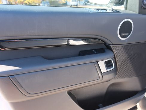 Used 2018 Land Rover Discovery SE image 6