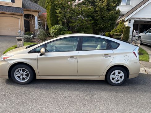 Used 2010 Toyota Prius Five FWD image 2