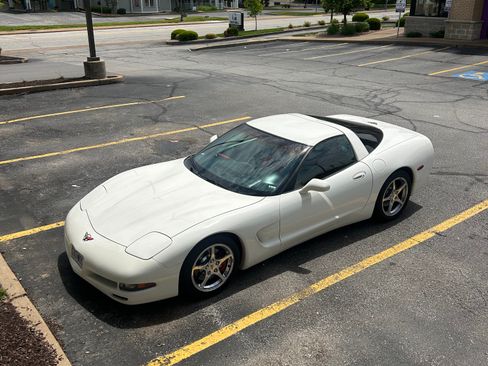 Used 2001 Chevrolet Corvette Coupe w/ Preferred Equipment Group2 RWD image 1