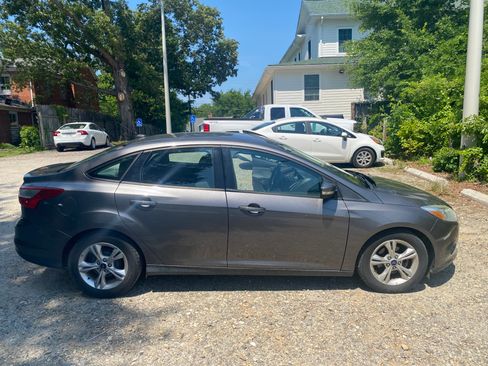 Used 2013 Ford Focus SE FWD image 2