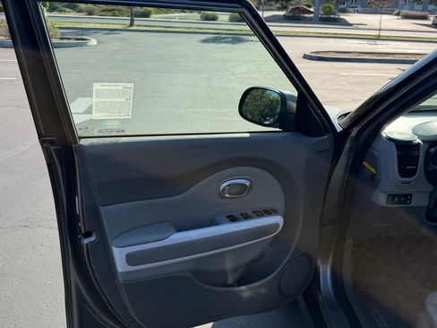 Used 2016 Kia Soul EV + FWD image 27