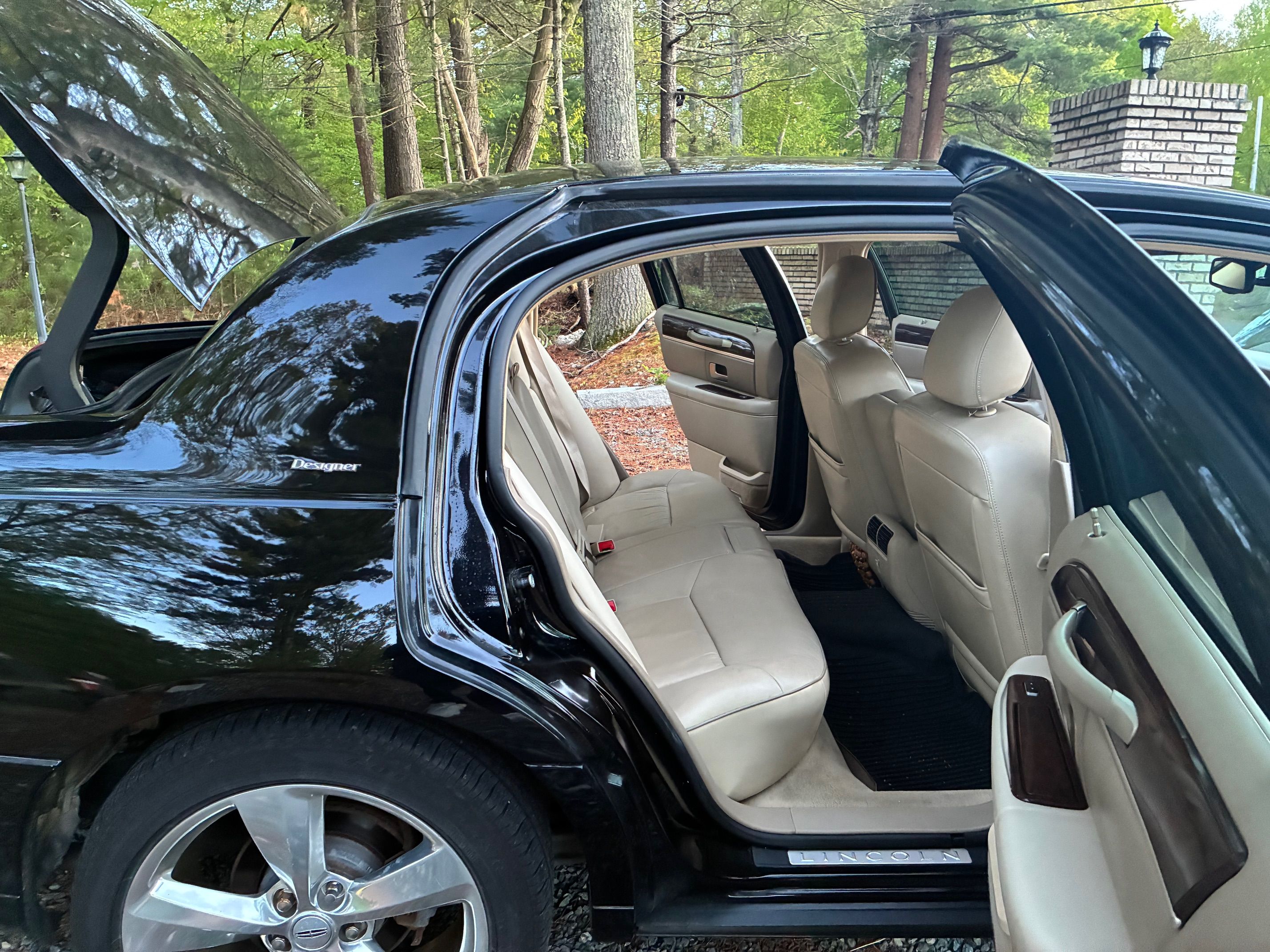 Used 2006 Lincoln Town Car Designer Series RWD image 17