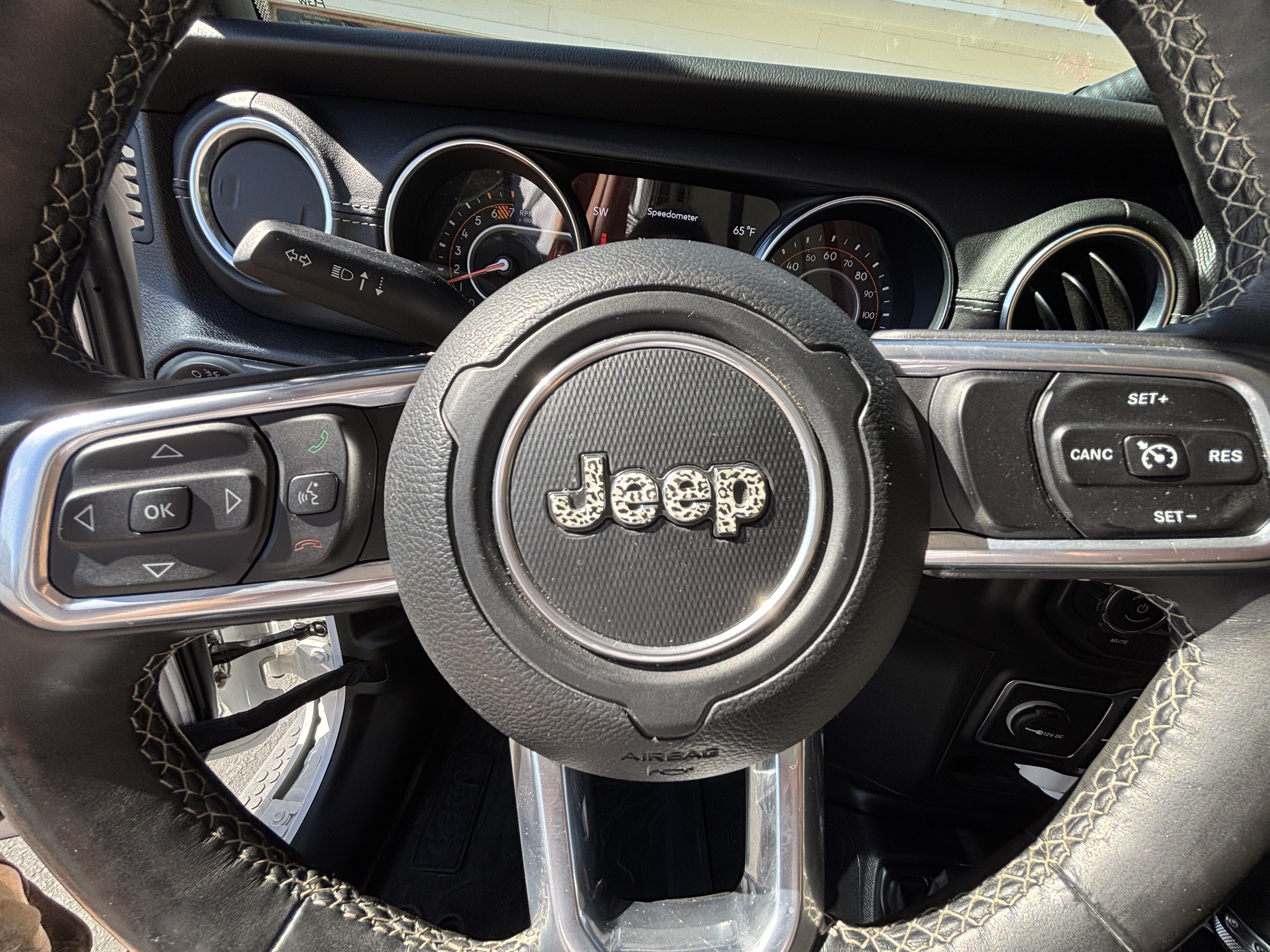 Used 2018 Jeep Wrangler Unlimited Sahara w/ Dual Top Group AWD/4WD image 14