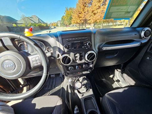 Used 2015 Jeep Wrangler Unlimited Rubicon w/ Connectivity Group image 8