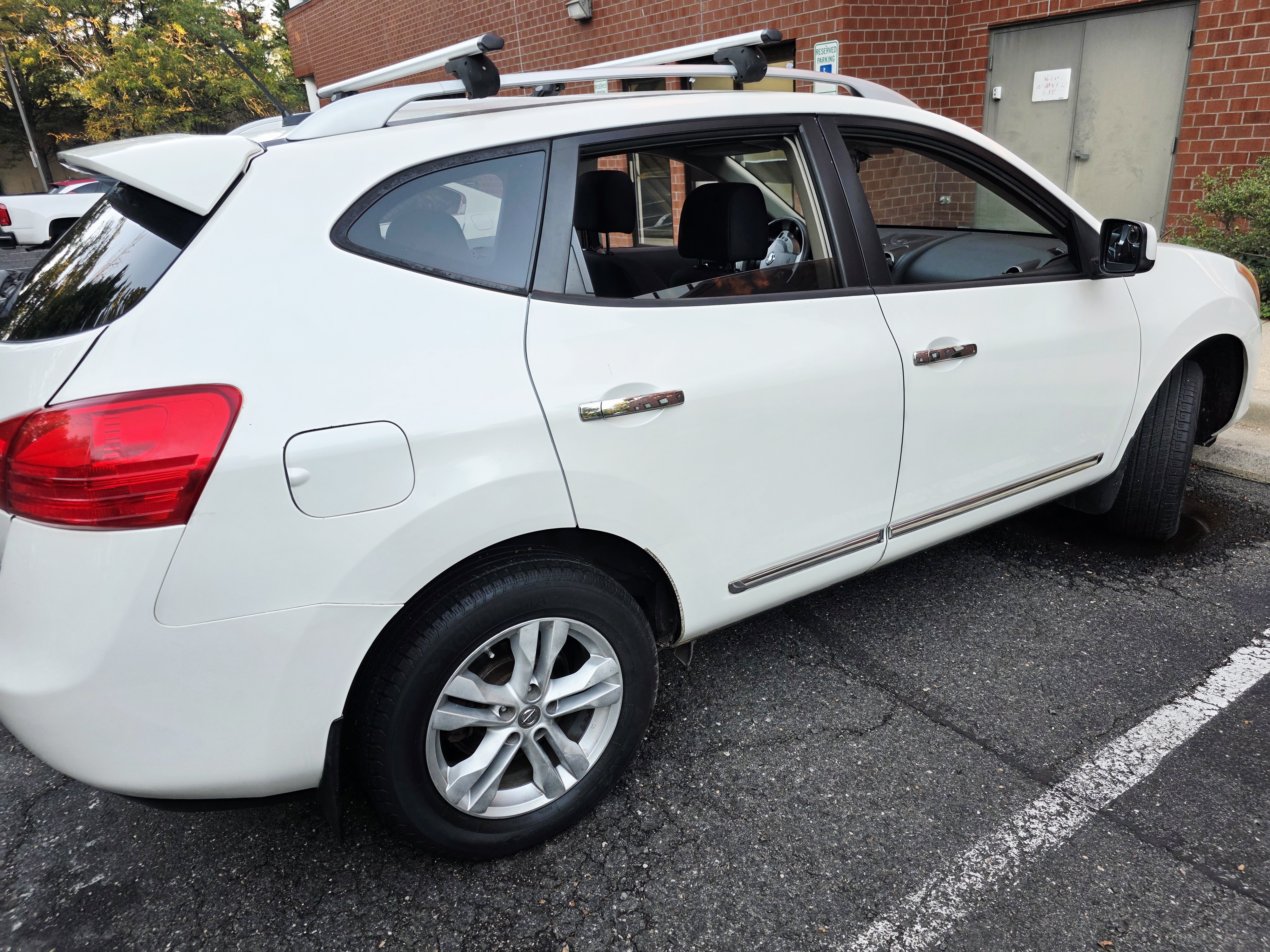 Used 2012 Nissan Rogue SV w/ Premium Pkg AWD/4WD image 4