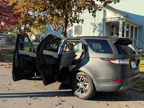 Used 2017 Land Rover Discovery SE image 5