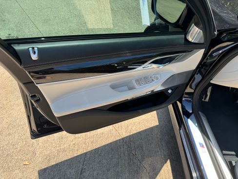 Used 2018 BMW 750i xDrive AWD/4WD image 17