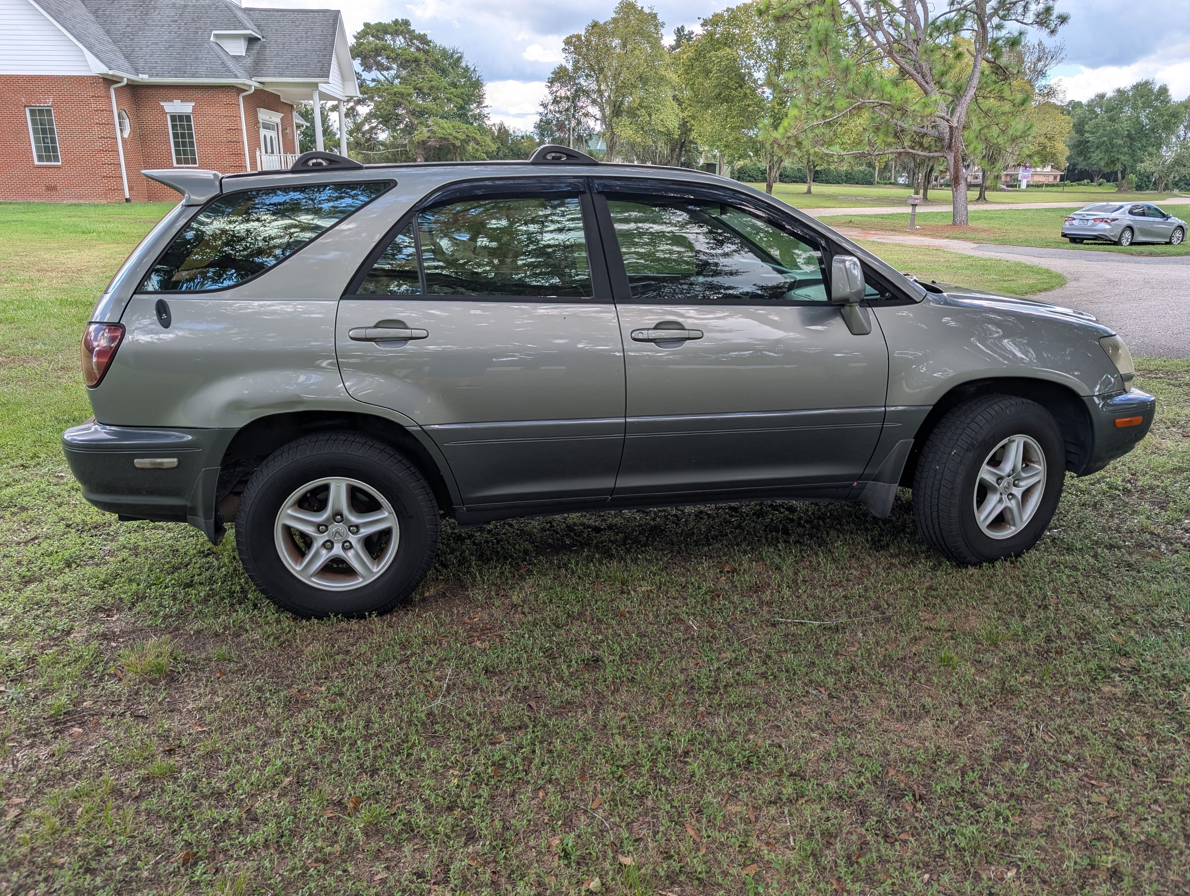 Used 2000 Lexus RX 300 w/ Premium Pkg FWD image 8