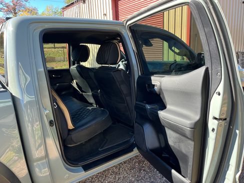 Used 2022 Toyota Tacoma TRD Off-Road image 11