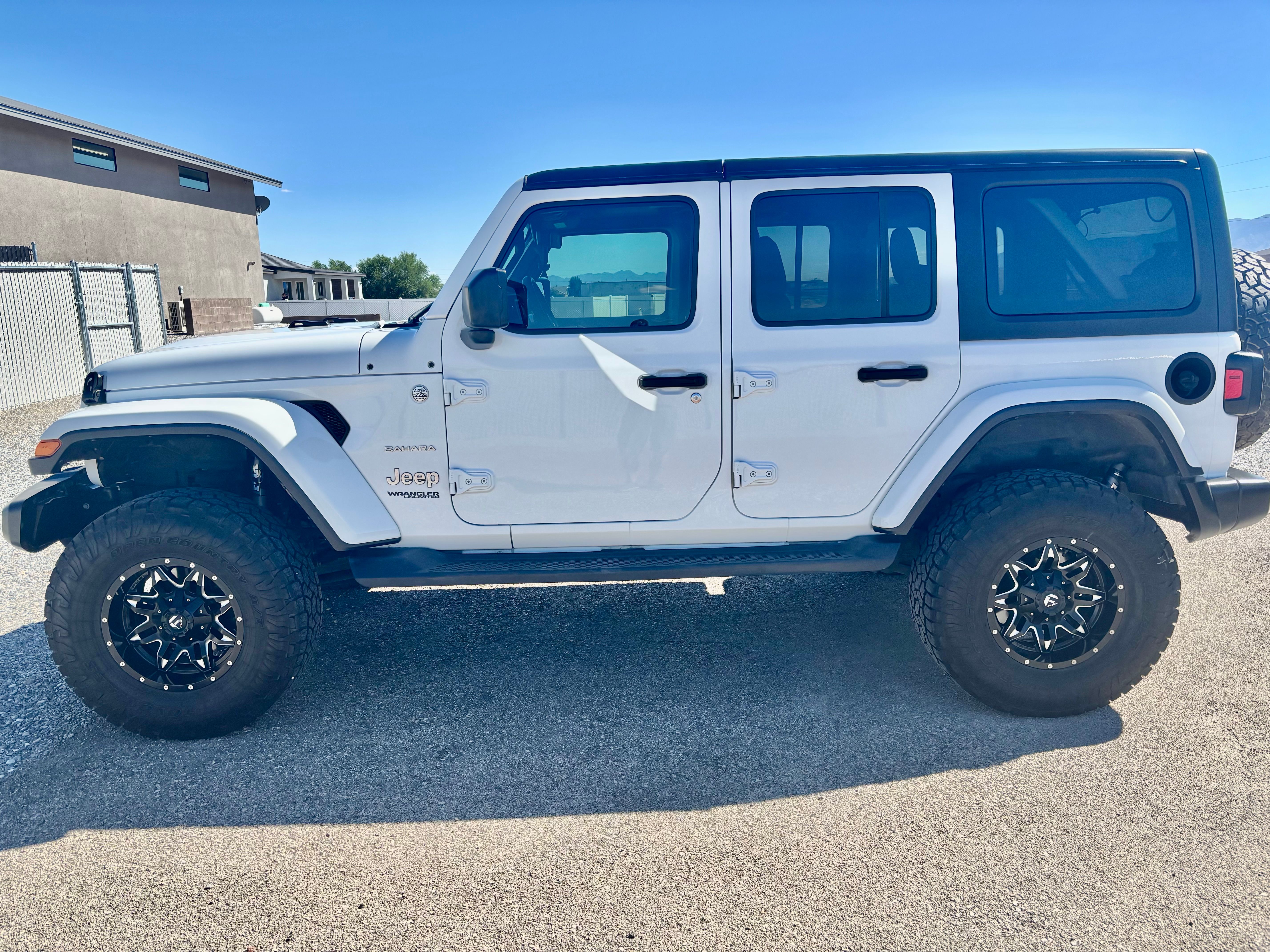Used 2018 Jeep Wrangler Unlimited Sahara w/ Dual Top Group AWD/4WD image 10