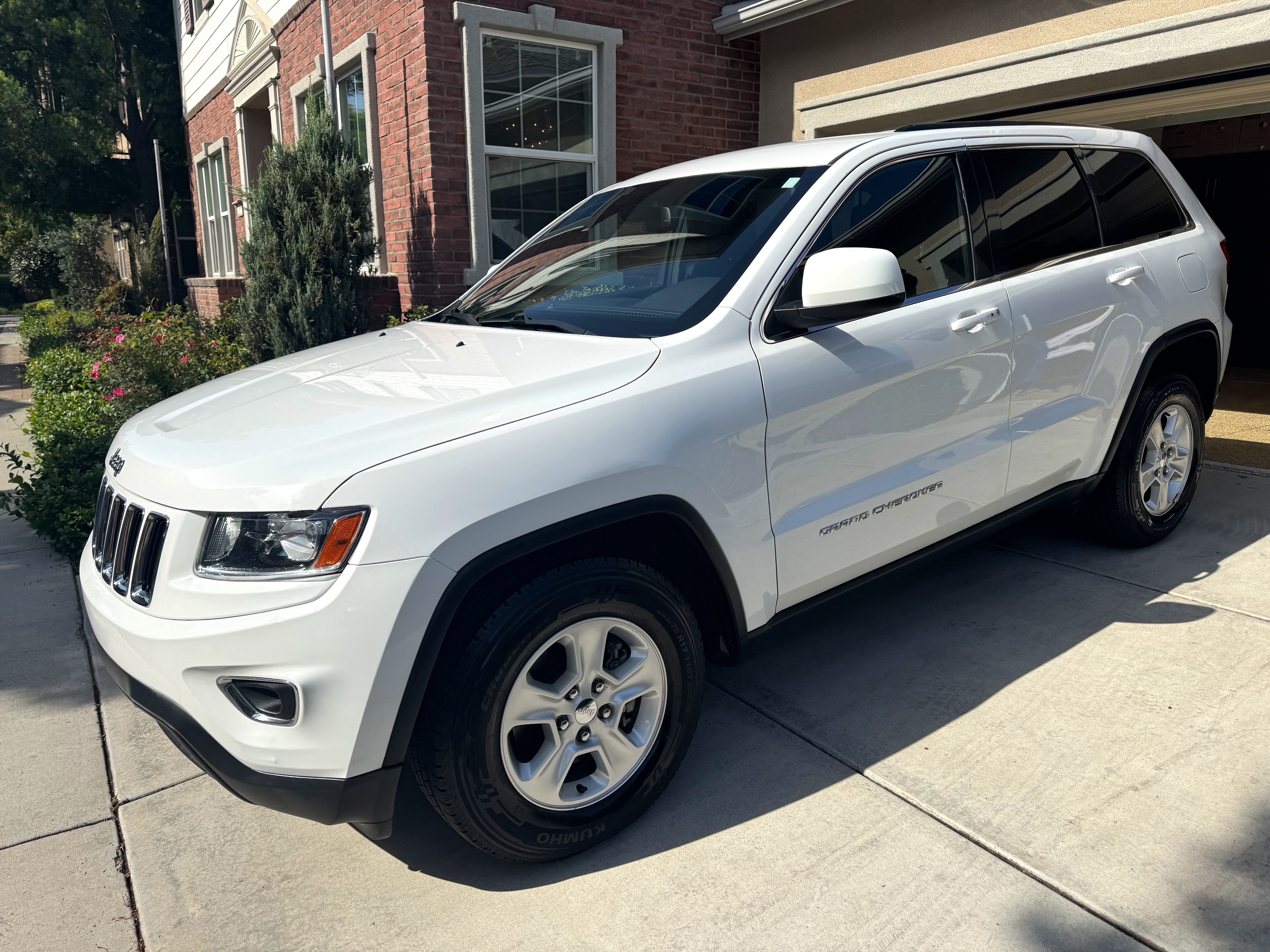 Used 2014 Jeep Grand Cherokee Laredo AWD/4WD image 1