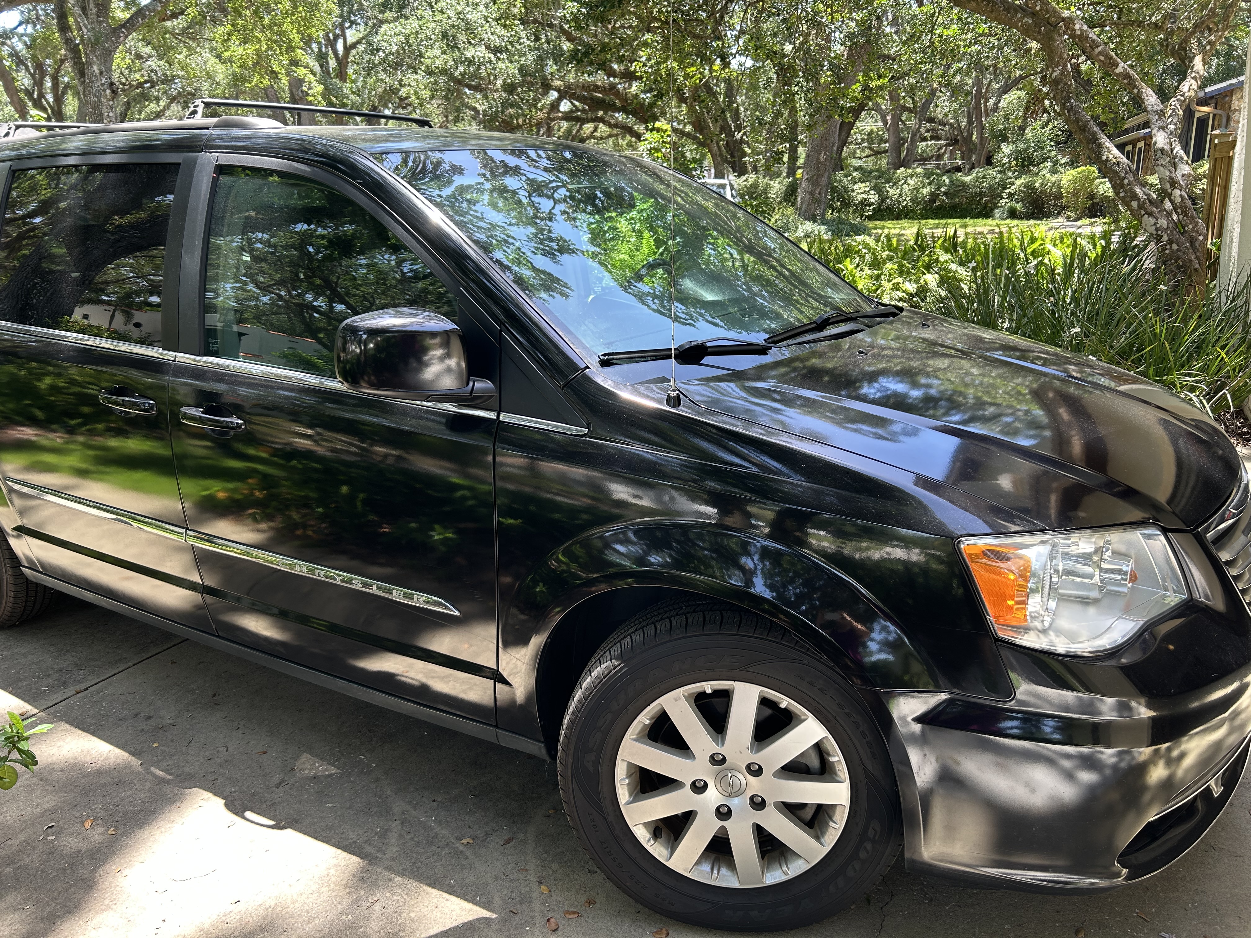 Used 2015 Chrysler Town & Country Touring FWD image 1