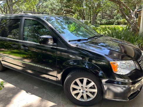 Used 2015 Chrysler Town & Country Touring image 1