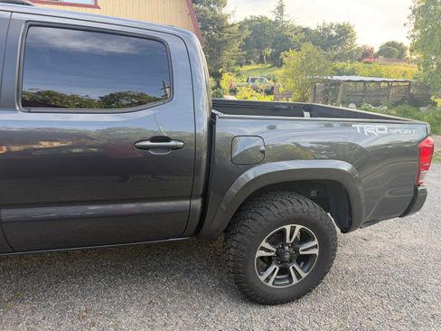 Used 2017 Toyota Tacoma TRD Sport RWD image 16