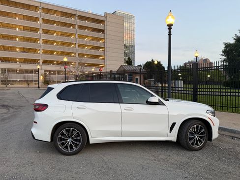 Used 2021 BMW X5 xDrive40i w/ M Sport Package AWD/4WD image 4