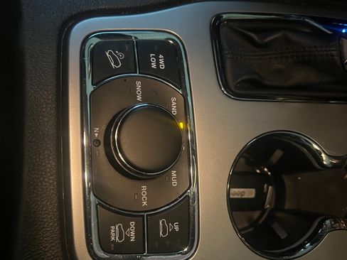 Used 2018 Jeep Grand Cherokee Overland AWD/4WD image 4