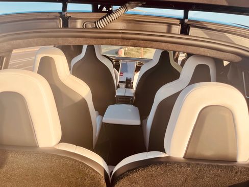 Used 2018 Tesla Model X 75D image 11