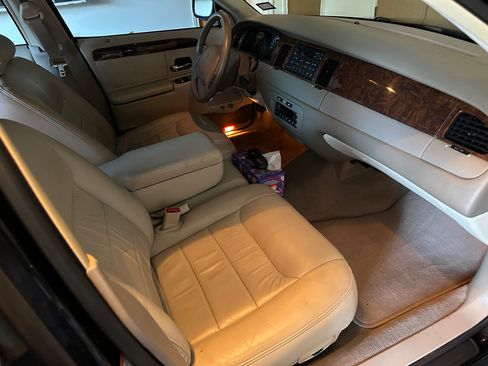 Used 2000 Lincoln Town Car Signature image 4