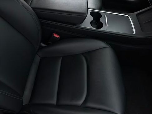 Used 2022 Tesla Model 3 Standard Range image 10