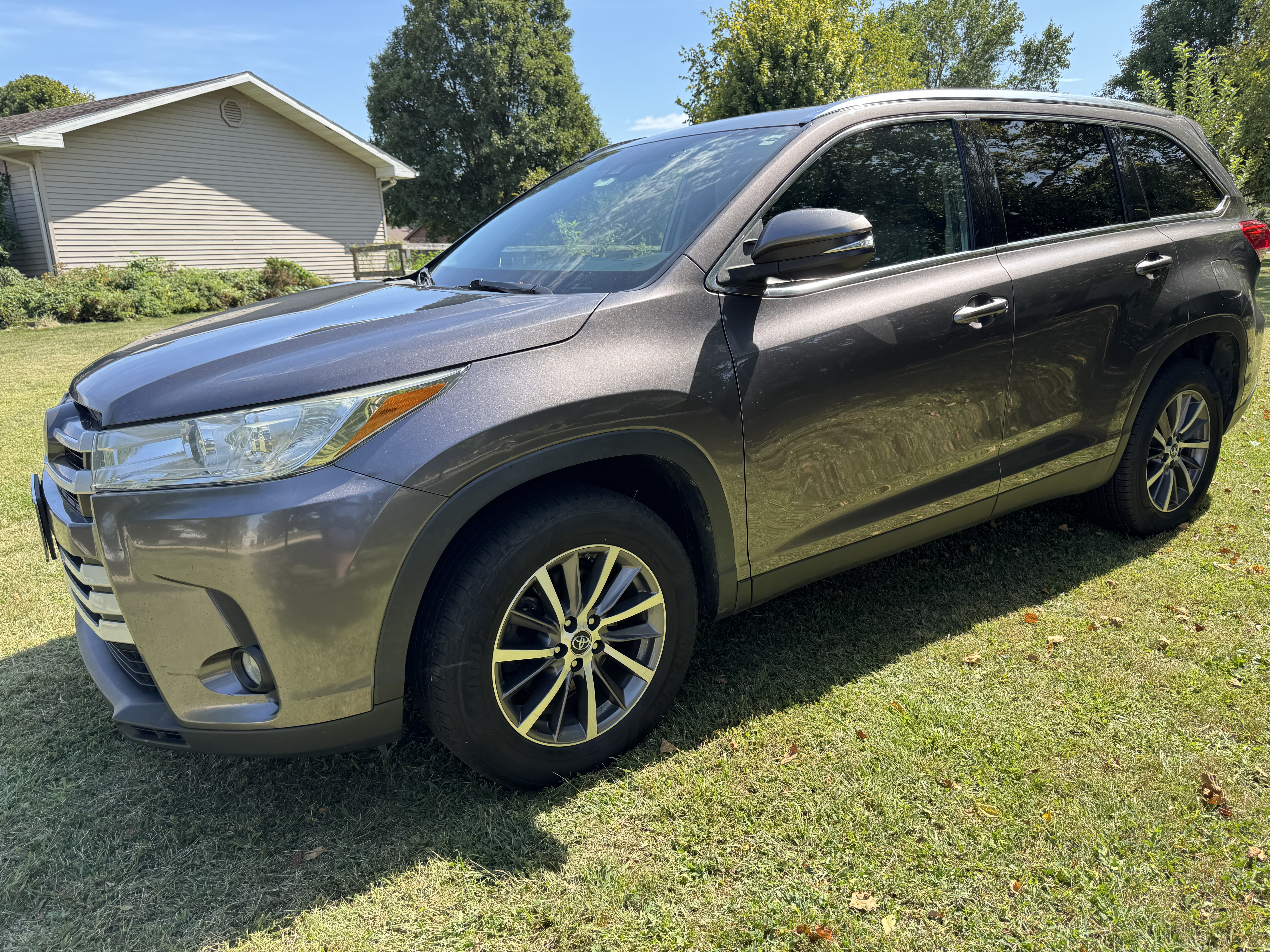 Used 2019 Toyota Highlander XLE FWD image 2