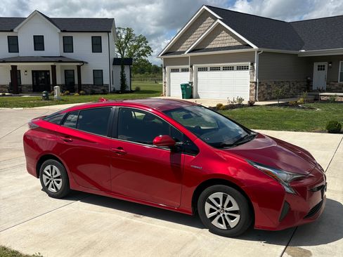 Used 2018 Toyota Prius Two w/ Prius Two Safety Plus Package FWD image 2