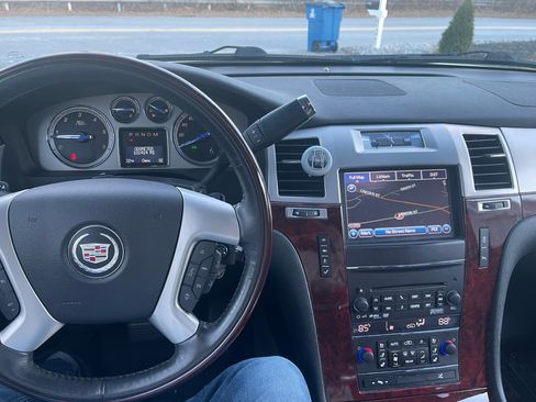 Used 2013 Cadillac Escalade Premium image 10