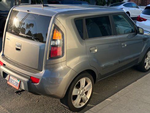 Used 2010 Kia Soul ! FWD image 6