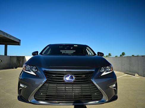 Used 2017 Lexus ES 300h 300h Sedan 4D image 1
