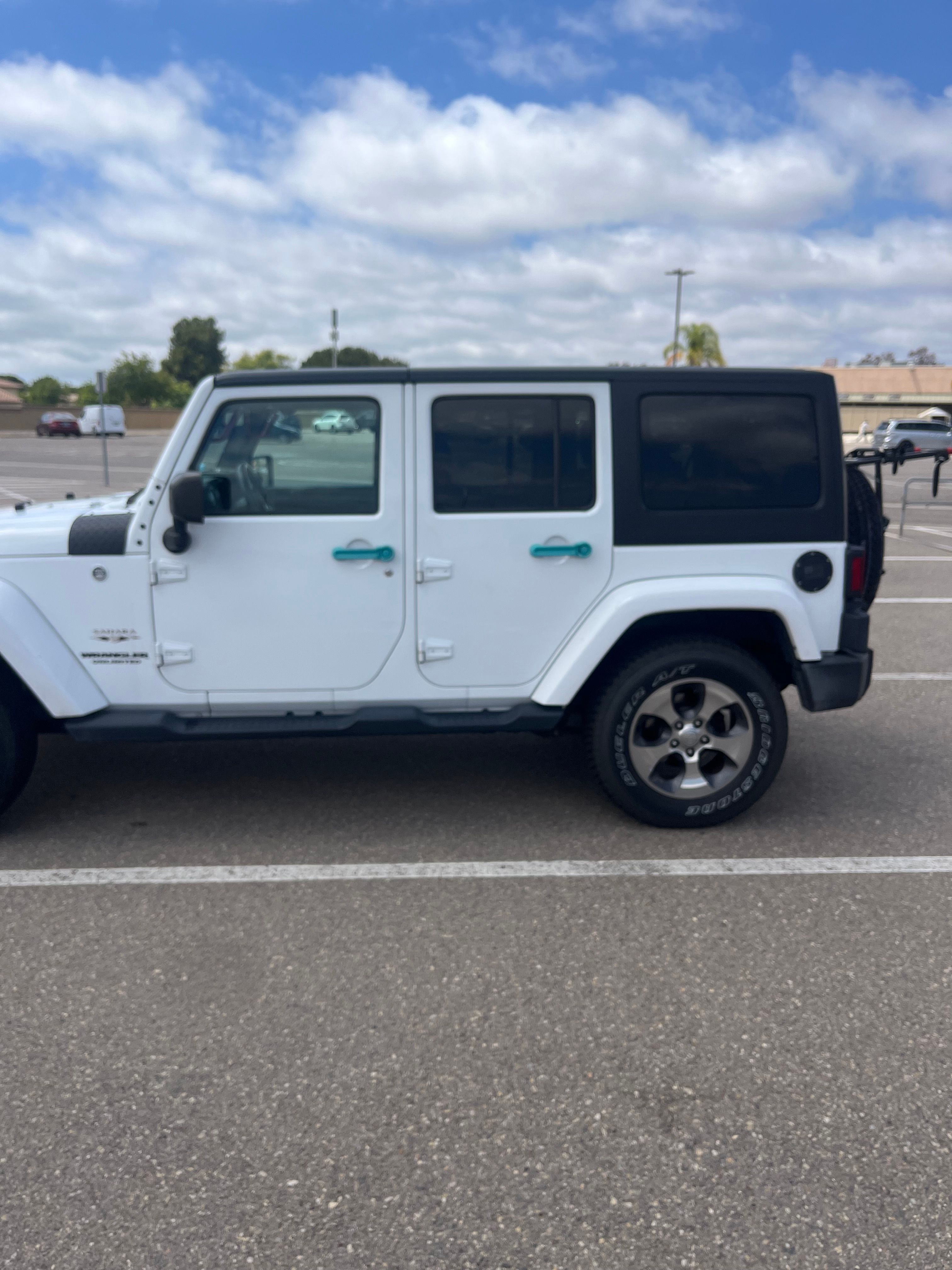 Used 2017 Jeep Wrangler Unlimited Sahara w/ Connectivity Group AWD/4WD image 10