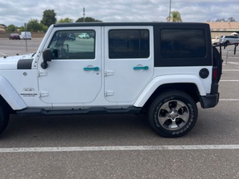 Used 2017 Jeep Wrangler Unlimited Sahara w/ Connectivity Group AWD/4WD image 10
