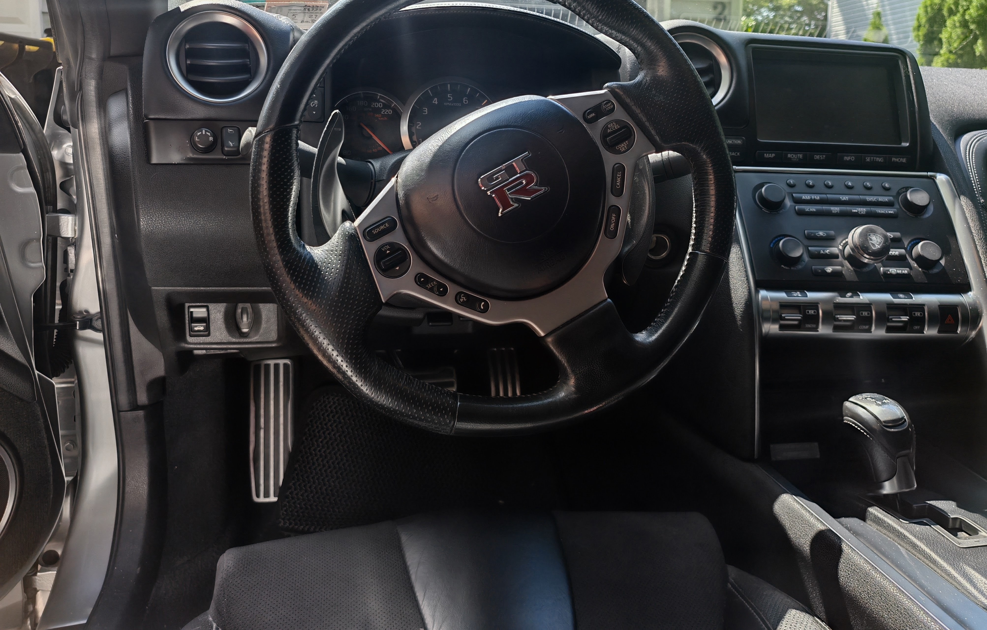 Used 2010 Nissan GT-R Premium AWD/4WD image 9