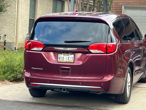 Used 2018 Chrysler Pacifica Touring Plus image 11