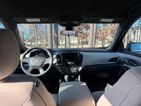 Used 2023 Chevrolet Traverse LS image 12
