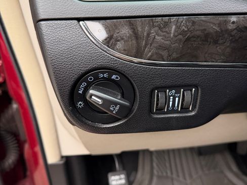Used 2016 Chrysler Town & Country Touring FWD image 22