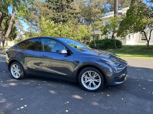 Used 2021 Tesla Model Y Long Range image 8