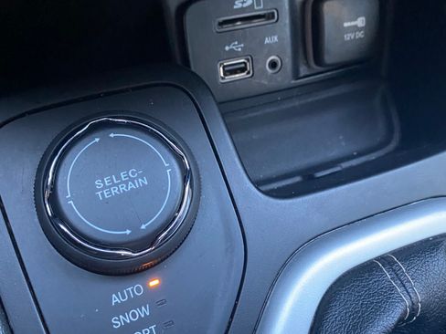 Used 2018 Jeep Cherokee Latitude Plus w/ Comfort/Convenience Group image 5