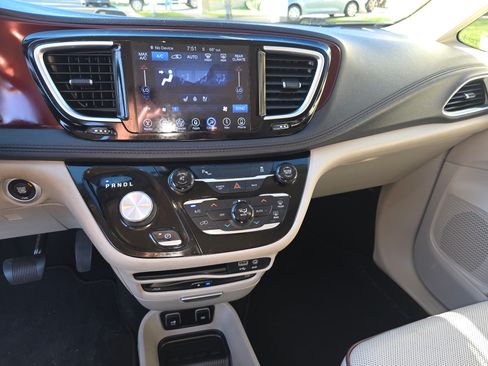 Used 2017 Chrysler Pacifica Limited w/ UConnect Theater Package image 13
