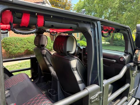 Used 2008 Jeep Wrangler Unlimited Rubicon w/ Dual Top Group AWD/4WD image 13