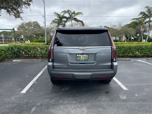 Used 2019 Cadillac Escalade Luxury image 4