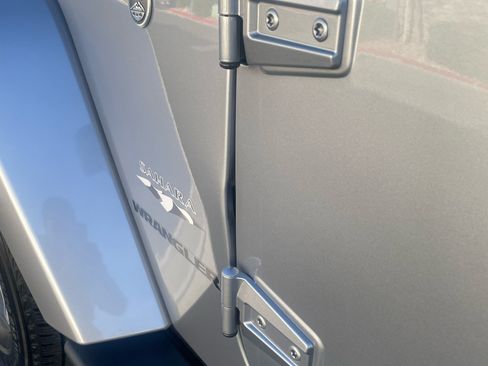 Used 2016 Jeep Wrangler Sahara w/ Connectivity Group image 8