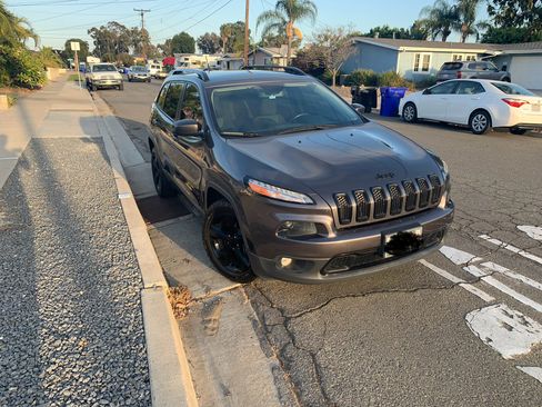 Used 2018 Jeep Cherokee Latitude w/ Altitude Package FWD image 13