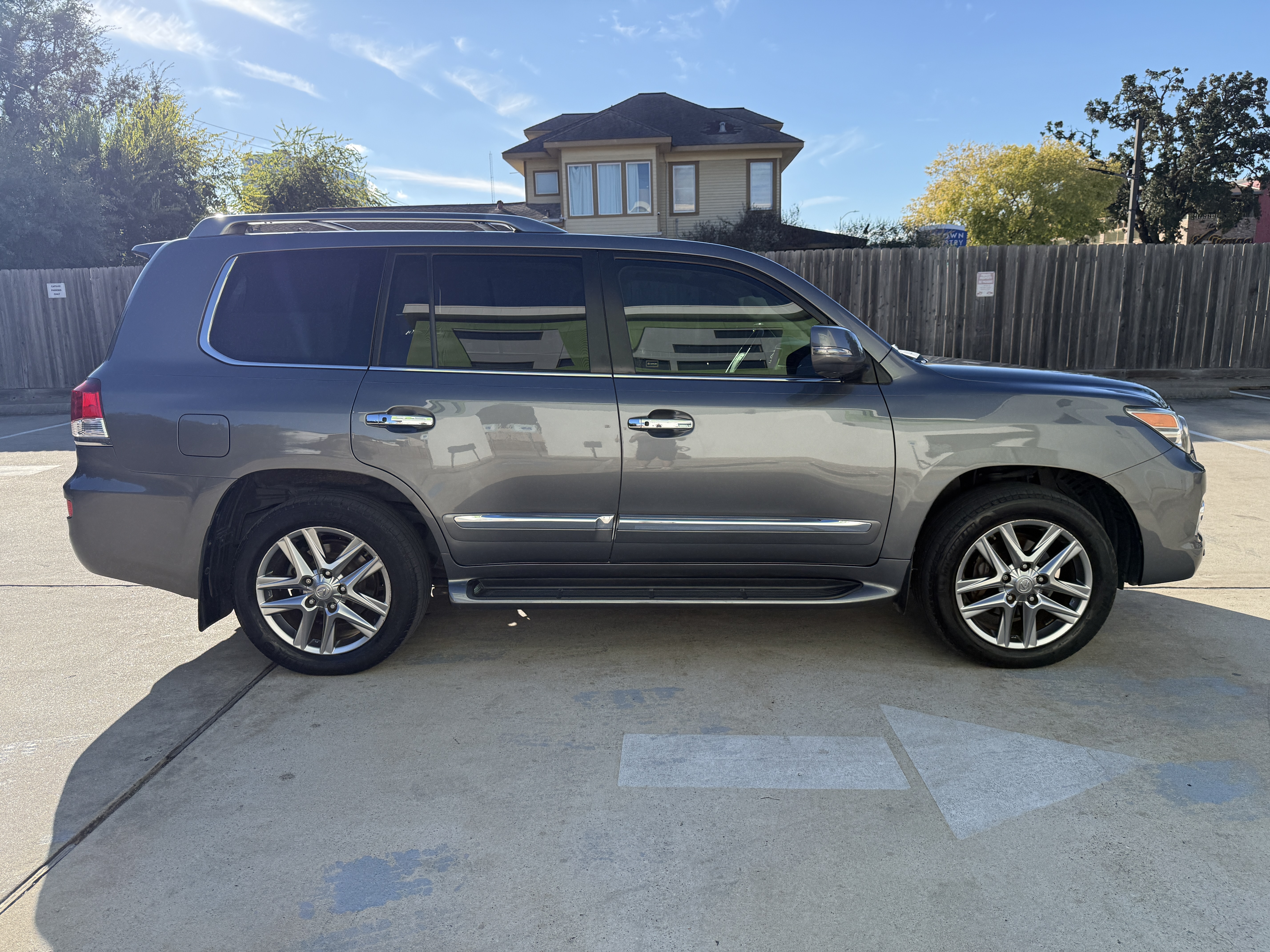 Used 2013 Lexus LX 570 4WD w/ Luxury Pkg image 9