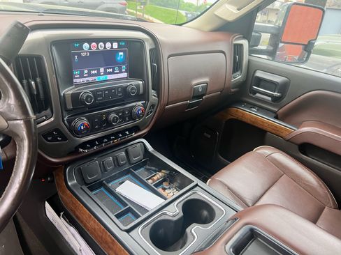 Used 2015 Chevrolet Silverado 2500 High Country w/ Duramax Plus Package image 9