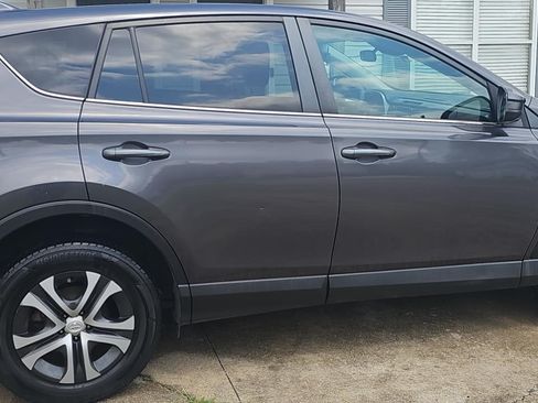 Used 2018 Toyota RAV4 LE FWD image 4