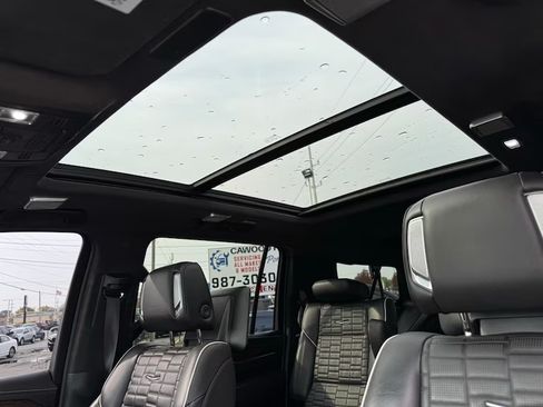 Used 2022 Cadillac Escalade ESV Sport Platinum w/ Heavy-Duty Trailer Package AWD/4WD image 5