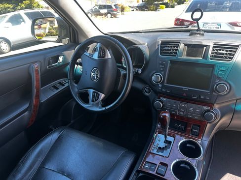 Used 2012 Toyota Highlander Limited w/ Tow Pkg AWD/4WD image 8